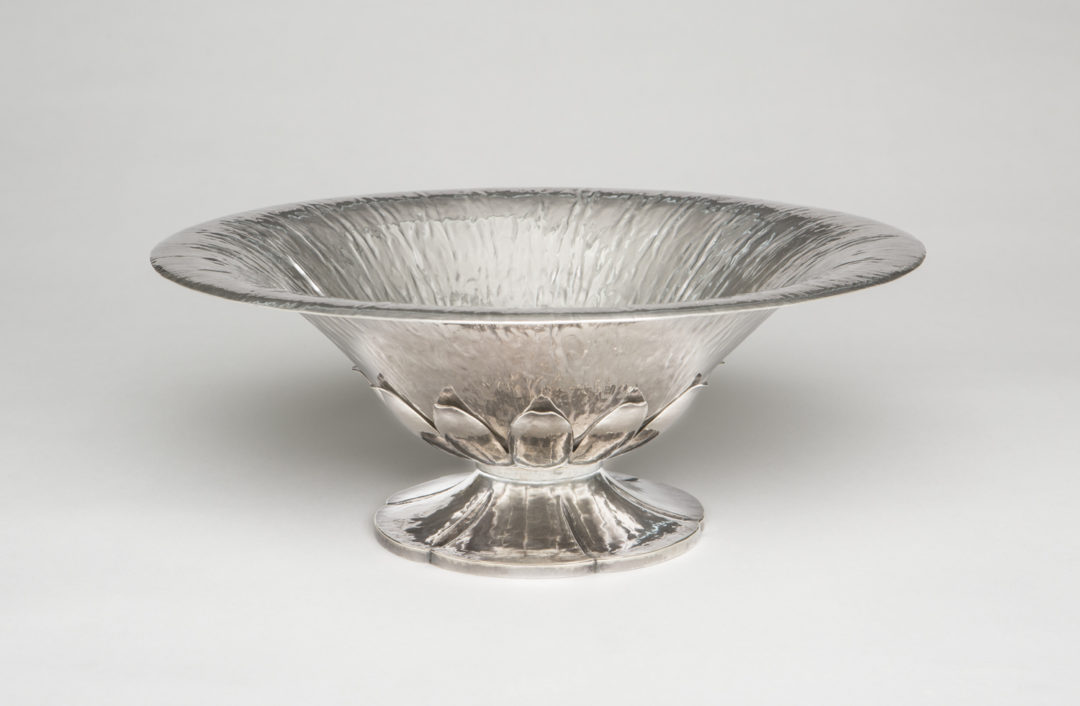 Footed bowl with acanthus leaf decoration