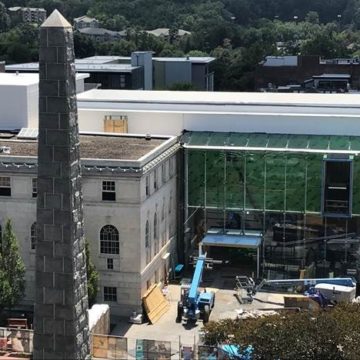 Installation of the new Museum's glass facade in August 2018.